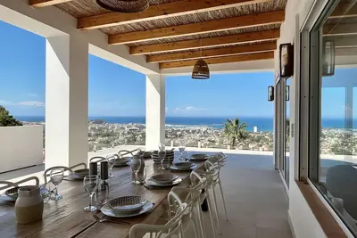 Image de Grande villa familiale  rénovée avec vue panoramique d'exception