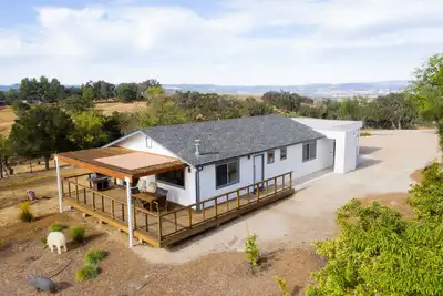 Image de Vignes et vues près de Paso Robles. Nouveau chalet design. Dégustation de vins gratuite.