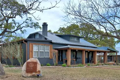 Image de The Windmill House - Une confortable maison de ferme au Texas avec piscine dans le Texas Hill Country