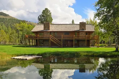 Image de Maison en bois sur mesure unique sur 4 acres