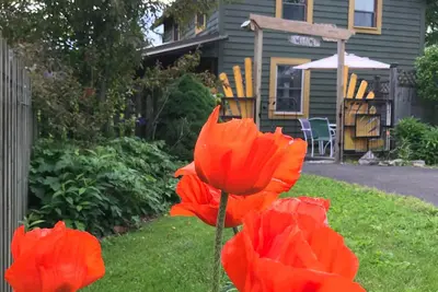 Image de Cette cabine de deux étages est située dans le village historique de Clifton / YellowSprings