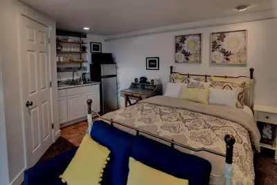 Image de Suite privée dans la charmante Olde Towne. À distance de marche de tout ce qui est amusant en ville