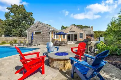 Image de Espace de vie extérieur à épargner, promenade jusqu'à la plage, bain à remous, linge de maison inclus. 082-H