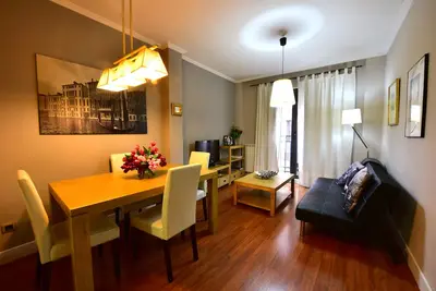 Image de Coeur Dans La Meilleure Zone. Climatisation, Wifi Gratuit, Garage Option.