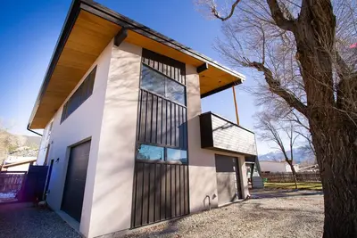 Image de Moderne Mid-Century à Salida, baignoire japonaise, vue sur le balcon Str Lisc # 0400