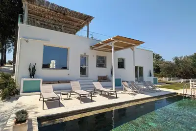 Image de Trullo turquoise Fabiola, avec piscine, pinède et oliviers