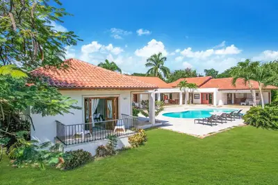 Image de Villa De Luxe Tropicale 6br Avec Chef, Butler, Maid, Pool, Jacuzzi & Golf Cart.