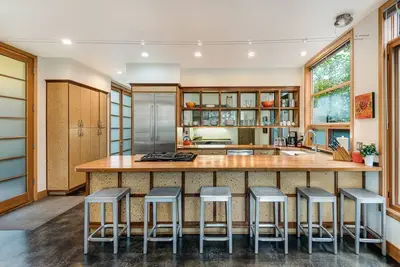 Image de Luxe moderne à Newport- Westside | Marcher | Chien amical