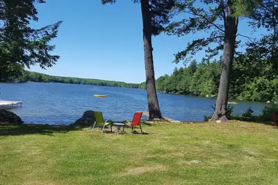 Image de Belle maison au bord du lac sur le lac Swan Pond vierge à proximité des plages du Maine