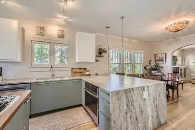 Image de Nouvellement mis à jour, charmant bungalow au coeur de la ville