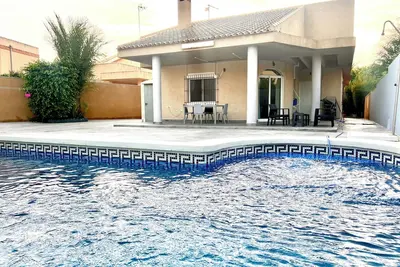 Image de Chalet confortable à 100m. de la plage avec piscine privée et barbecue à La Manga
