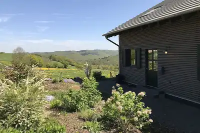 Image de Modern House-nouveau bâtiment avec une vue lointaine dans le parc national, le \"Eifelsteig\"