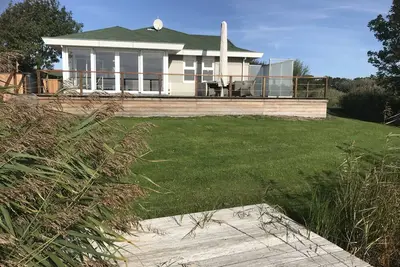 Image de Fh avec une belle vue, lancement de bateau, bain à remous extérieur