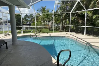 Image de Belle vue sur le canal d'accès du Golfe, piscine chauffée, exposition sud.