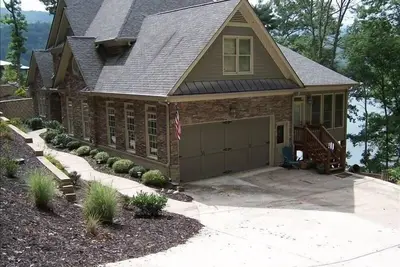 Image de Luxury Lakefront Lodge en communauté fermée