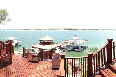 Image de Énorme maison du lac avec une vue magnifique, un quai et un accès au lac - 19 personnes