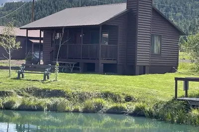 Image de Cabine 2br / 1ba sur la rue Main Ă Greer / Stocked Trout Pond! 145 $ par nuit