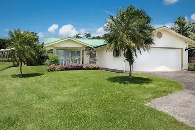 Image de Ce bungalow tropical dispose de la climatisation et d'un lit king-size Tempurpedic