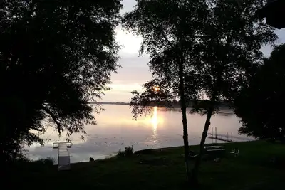 Image de Maison familiale unique surplombant le magnifique lac Wind avec une façade de 117 pieds
