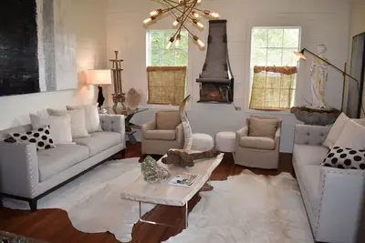 Image de \"Le Raleigh\" en haut rond, maison nouvellement décorée, sur 10 acres avec une nouvelle piscine