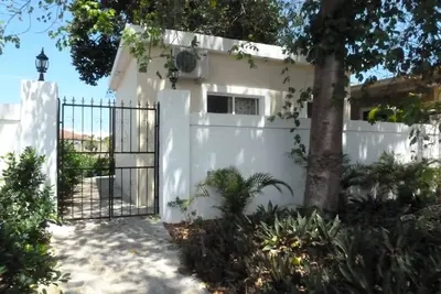 Image de Studio privé sur arborée Propriété 3 minutes à pied de la plage