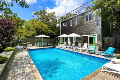 Image de Piscine, bain à remous, terrasse sur le toit avec vue sur la baie! Pines à la maison avec Ac et près du port!