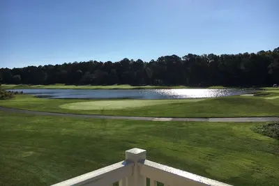 Image de Terrain de golf devant la maison - 4 chambres / 3 salles de bain complètes - 8 lits séparés (8 personnes)