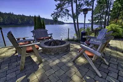 Image de Retraite isolée et relaxante de Beach House sur une crique en eau profonde
