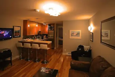Récemment rénové, moderne 1 lit 1 salle de bain-près de la base de l'ascenseur 7!