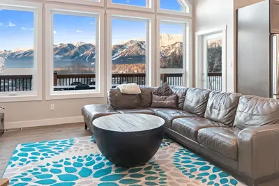 Image de Une vue imprenable depuis presque toutes les pièces. Nouvelle maison, foyer et climatisation sur mesure