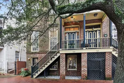 Belle maison de ville dans le quartier historique! 2br / 2. 5ba