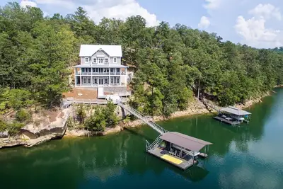 Image de New Craftsman Lakefront Home On Smith Lake