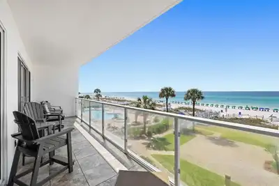 Image de Grand 2b / 2b-Sur la plage - Nouvellement RÉNOVÉ; Superbes vues, grand 2 chambres