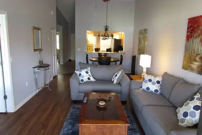 Image de Breathtaking ENTIÈREMENT Remodeled 2ba / 2br Condo. Mins à la plage. Email pour des réductions