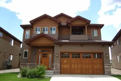 Image de Tierra Verde - Belle maison dans un quartier haut de gamme à quelques minutes du centre-ville de Durango et en face de Hillcrest Golf Course. 3 chambres et 2 1/2 salles de bains, 8 personnes. Grande montagne et le golf vue de cours!