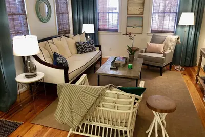 Image de Charmant et abordable! Premier étage, marchez vers tout!