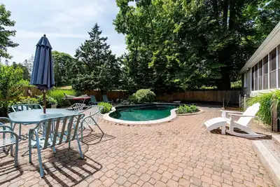 Image de Belle Watch Hill 4br / 3ba avec terrasse et piscine à quelques pas de la plage