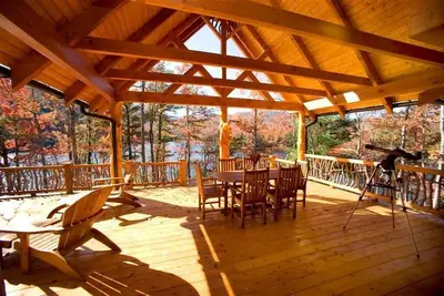 Image de «Island Lodge» entouré d'eau