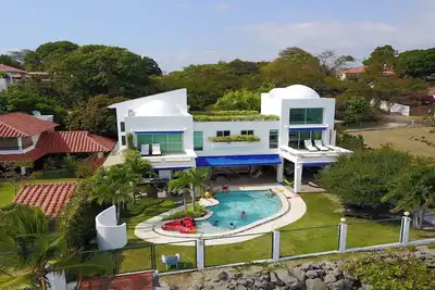 Image de Superbe propriété en bord de mer. Charmant, privé, unique.