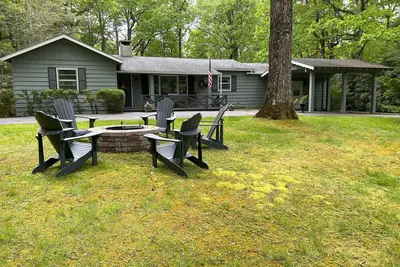 Image de Tranquille Mirror Lake Paradise avec grand porche blindé!