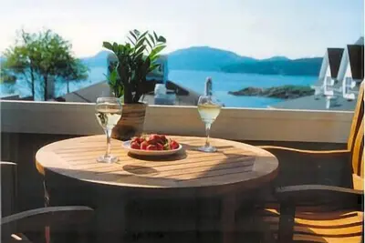 Image de Vue sur l'eau! Suites de luxe - à pied des cafés, des boutiques, des galeries d'art et des plages.