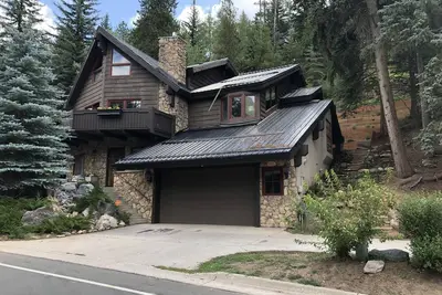 Image de Belle retraite familiale - 10 personnes - RÉNOVÉ - Hot Tub, Firepit, On Bus