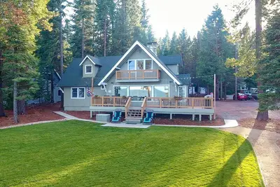 Image de Accueil Lakefront au lac Almanor ouest avec grande terrasse, Dock et de belles vues!