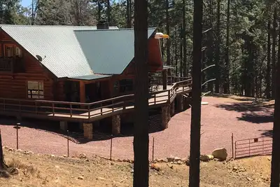 Image de Authentique cabane en rondins dans les pins frais à moins de 2 heures de Phoenix.