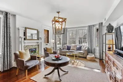 Queen Anne Victorian Garden Apt: Historic District. 2 chambres à coucher sur Ground Level