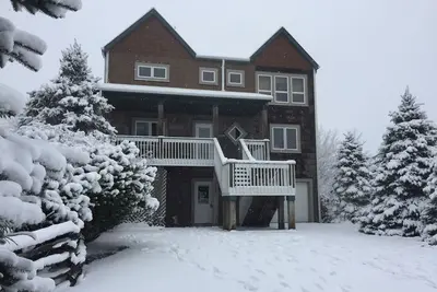 Image de 6 Bdrm 5 Bath Sleeps 14 Ski in and Ski out Slopeside!