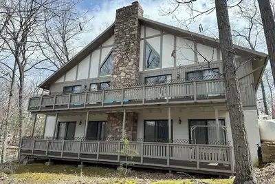 Image de Splendid style européen Chalet w / salle de jeux et des bains récemment rénovées