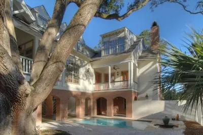 Image de Magnifique! 7 Br Custom E. Beach Home, 3 min de la plage, piscine / terrasse, immense porche, elev