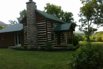 Image de Belle cabane en rondins offre une vue sur la montagne, la rivière et les sentiers