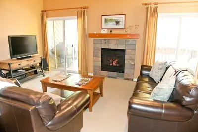 À côté de la piste cyclable / rivière, 5 blks 2 ville, 5 min de la télécabine, casier à ski privé incl